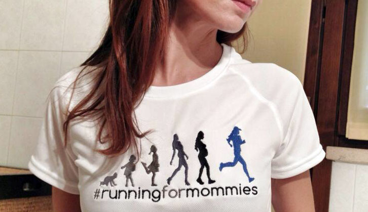 Il logo di runningformommies su maglietta tecnica mokita-design-maglietta-rfm